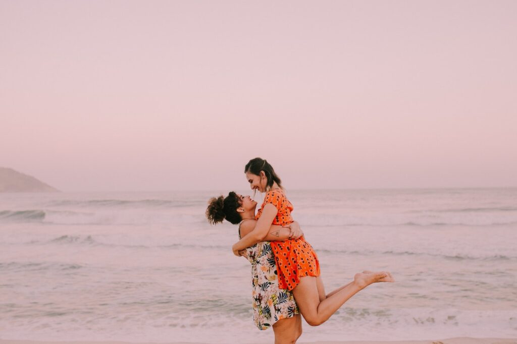 Couple kissing - writing about love - Photo by Marcia Fernandes for Pexels